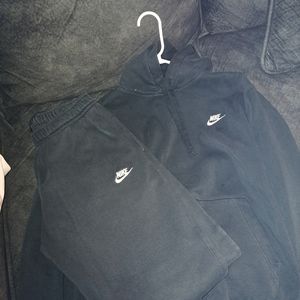 Nike jogging outfit